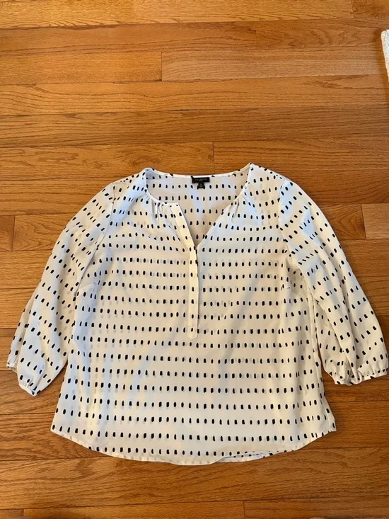 Talbots Petites Women's White and Black Patterned V-Neck Blouse - Picture 1 of 12